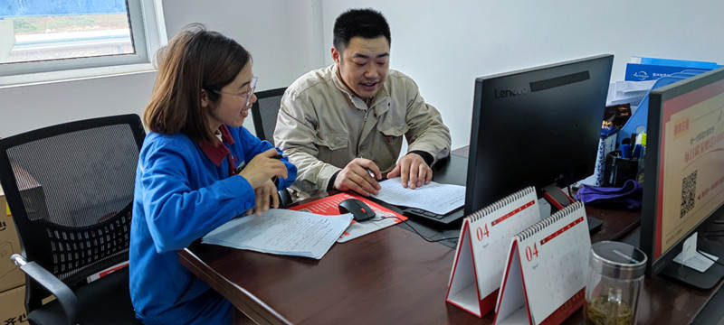 秦军学、乔珊正在学习中_副本.jpg