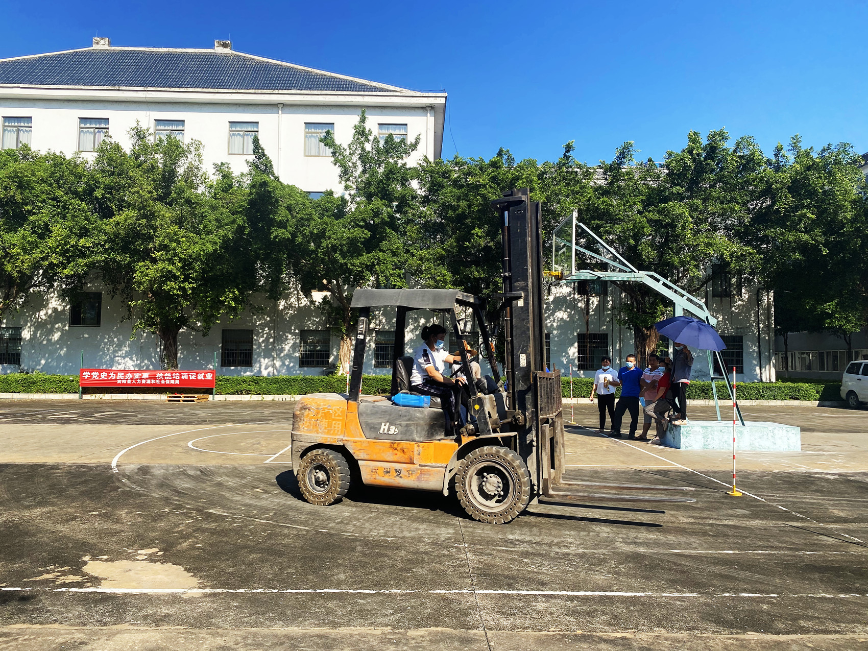 广西皇冠hg1088免费叉车培训现场.jpg