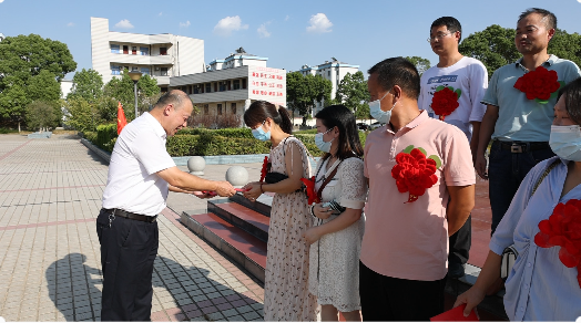 皇冠hg1088工会副主席孙建军（左一）为考入重点大学的东宝中学学子颁发奖学金（部分学生的奖学金由家长代领）.png